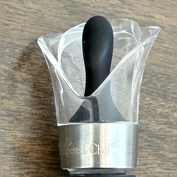 Pampered Chef Dining Pampered Chef Dripless Wine Pourer Stopper 258